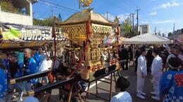 台に乗って動き出すのを待つ神輿(平賀北秋祭り実行委員会撮影) 台に乗って動き出すのを待つ神輿