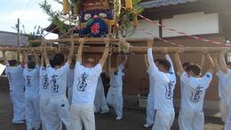 6日本祭りの午前中も練物が頭家にやってきます(平賀北秋祭り実行委員会撮影) 6日本祭りの午前中も練物が頭家にやってきます