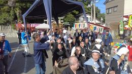 頭人・総代さんの上にはテントが(平賀北秋祭り実行委員会撮影) 頭人・総代さんの上にはテントが