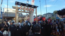 御旅所の鳥居をくぐる神輿(平賀北秋祭り実行委員会撮影) 御旅所の鳥居をくぐる神輿