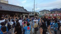 餅投げの様子(平賀北秋祭り実行委員会撮影) 餅投げの様子