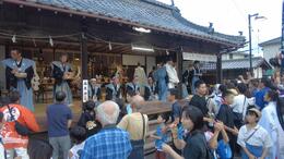 餅投げの様子(平賀北秋祭り実行委員会撮影) 餅投げの様子