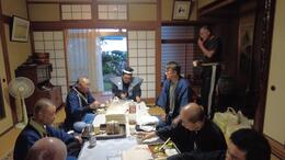 頭人宿での食事の様子(平賀北秋祭り実行委員会撮影) 頭人宿での食事の様子