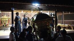 神輿が御旅所を出発(平賀北秋祭り実行委員会撮影) 神輿が御旅所を出発