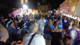 一気に本殿まで向かいます(平賀北秋祭り実行委員会撮影) 一気に本殿まで向かいます