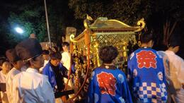 御霊を外して出てきました(平賀北秋祭り実行委員会撮影) 御霊を外して出てきました
