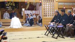 頭人別れの盃 宮司挨拶(平賀北秋祭り実行委員会撮影) 頭人別れの盃 宮司挨拶