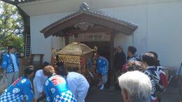 倉庫から神輿が出され(平賀北秋祭り実行委員会撮影) 倉庫から神輿が出され