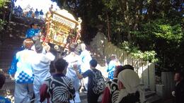 石段を上り(平賀北秋祭り実行委員会撮影) 石段を上り