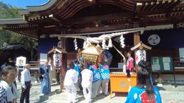 本殿に運ばれます(平賀北秋祭り実行委員会撮影) 本殿に運ばれます