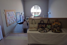 作品展(2Fホール・階段室)(ホームページ委員会撮影) 作品展(2Fホール・階段室)