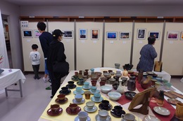作品展(図書室)(ホームページ委員会撮影) 作品展(図書室)