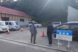 駐車場係(ホームページ委員会撮影) 駐車場係