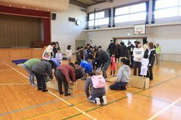 段ボールベッド組立(ホームページ委員会撮影) 段ボールベッド組立