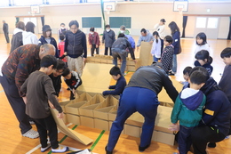 段ボールベッド組立(ホームページ委員会撮影) 段ボールベッド組立