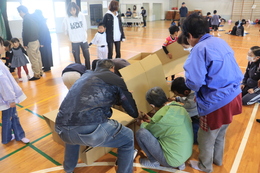 段ボールベッド組立(ホームページ委員会撮影) 段ボールベッド組立