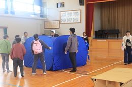 段ボールベッド組立(ホームページ委員会撮影) 段ボールベッド組立