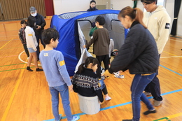 段ボールベッド組立(ホームページ委員会撮影) 段ボールベッド組立