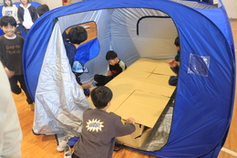 段ボールベッド組立(ホームページ委員会撮影) 段ボールベッド組立