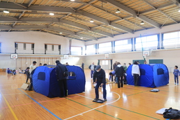 段ボールベッド組立(ホームページ委員会撮影) 段ボールベッド組立