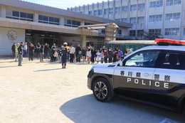パトカーがやってきました(ホームページ委員会撮影) パトカーがやってきました
