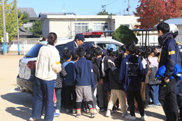 パトカー内部の見学(ホームページ委員会撮影) パトカー内部の見学