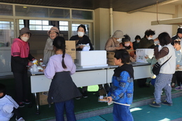 参加者全員におかずと御飯が配られました(ホームページ委員会撮影) 参加者全員におかずと御飯が配られました