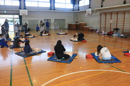心肺蘇生法訓練(ホームページ委員会撮影) 心肺蘇生法訓練