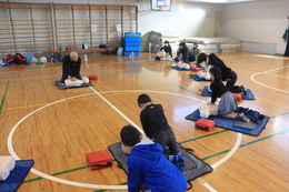 心肺蘇生法訓練(ホームページ委員会撮影) 心肺蘇生法訓練