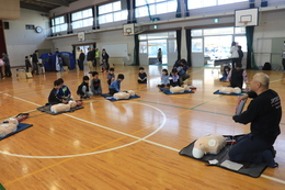 心肺蘇生法訓練(AED)(ホームページ委員会撮影) 心肺蘇生法訓練(AED)
