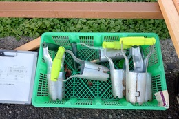 球根植えの道具です(環境衛生組合協議会撮影) 球根植えの道具です
