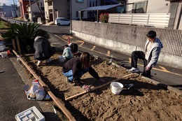 定規を使って球根植え(Aエリア)(環境衛生組合協議会撮影) 定規を使って球根植え(Aエリア)