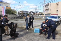 パトカーが到着、聞き取り後に送り届けます(ホームページ委員会撮影) パトカーが到着、聞き取り後に送り届けます