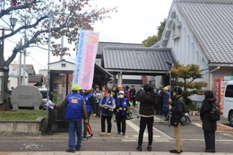 コミセンを出て開催地域に出発です(ホームページ委員会撮影) コミセンを出て開催地域に出発です