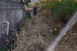 前日の草刈り作業(平賀北東部環境衛生組合撮影) 前日の草刈り作業