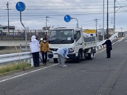 本津川沿いの清掃活動(川向自治会撮影) 本津川沿いの清掃活動