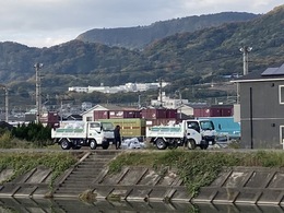 本津川沿いの清掃活動(川向自治会撮影) 本津川沿いの清掃活動