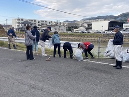 本津川沿いの清掃活動(川向自治会撮影) 本津川沿いの清掃活動