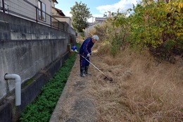 前日の草刈り作業(平北東部環境衛生組合撮影) 前日の草刈り作業