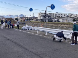本津川沿いの清掃活動(川向自治会撮影) 本津川沿いの清掃活動