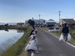 本津川沿いの清掃活動(川向自治会撮影) 本津川沿いの清掃活動