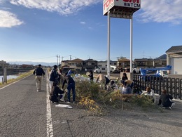 本津川沿いの清掃活動(川向自治会撮影) 本津川沿いの清掃活動