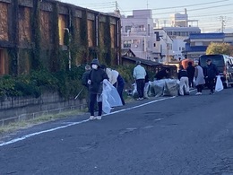 本津川沿いの清掃活動(川向自治会撮影) 本津川沿いの清掃活動