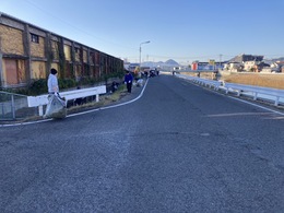 本津川沿いの清掃活動(川向自治会撮影) 本津川沿いの清掃活動