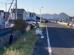 本津川沿いの清掃活動(川向自治会撮影) 本津川沿いの清掃活動