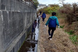 ヘドロを集めています(平賀北東部環境衛生組合撮影) ヘドロを集めています