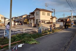 雑草処理作業の様子(環境衛生組合協議会撮影) 雑草処理作業の様子