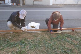 雑草処理作業の様子(環境衛生組合協議会撮影) 雑草処理作業の様子