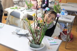 生け花体験の様子(ホームページ委員会撮影) 生け花体験の様子