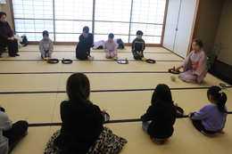 茶道体験の様子(ホームページ委員会撮影) 茶道体験の様子